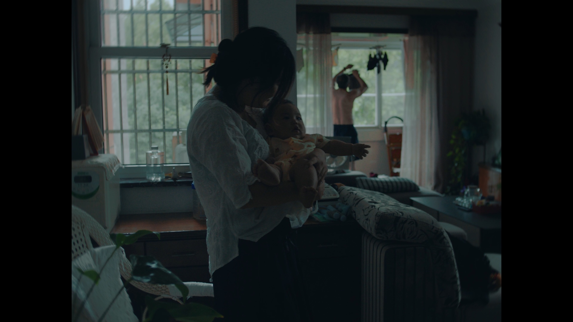 《格美》母亲抱着孩子