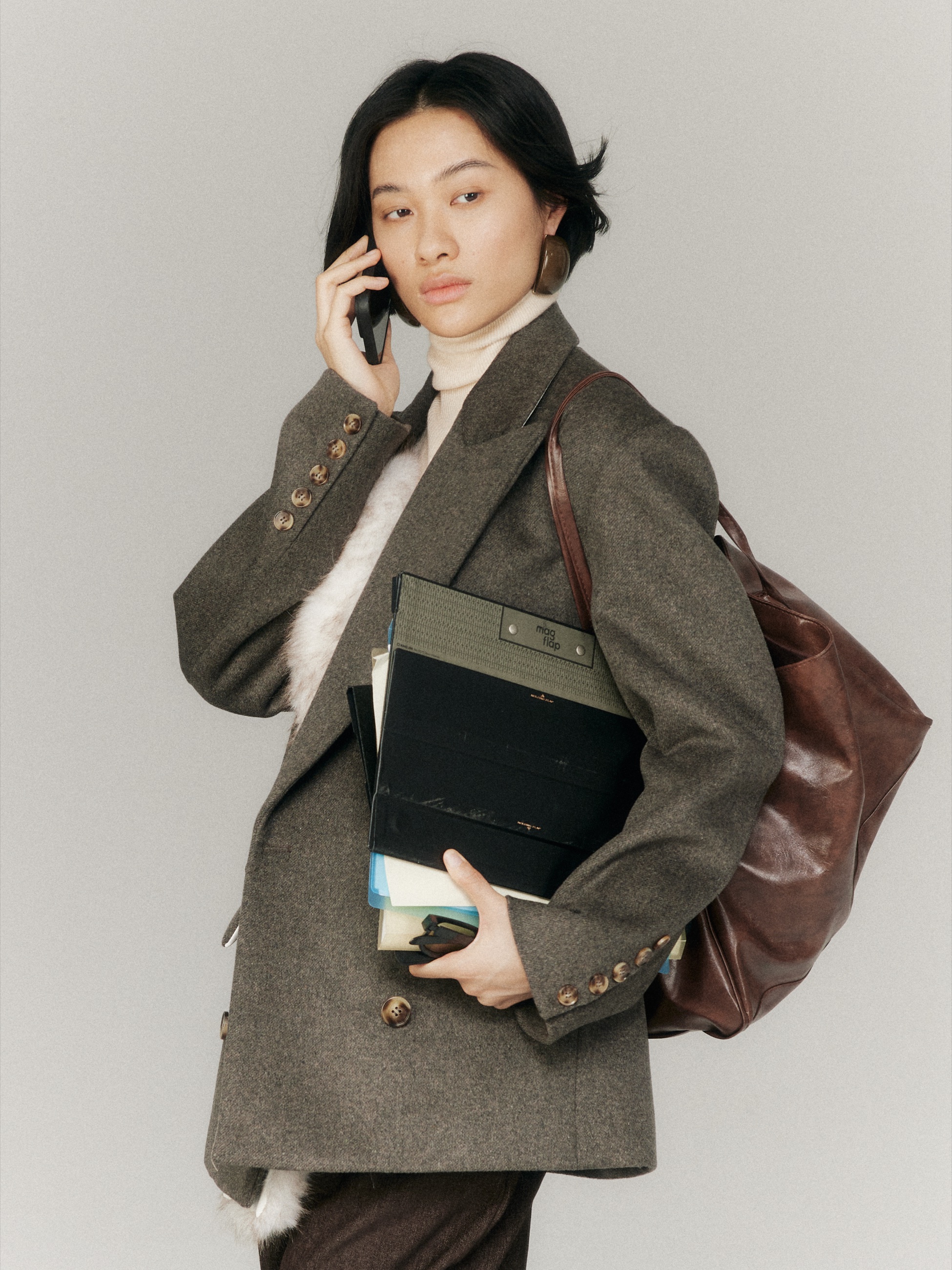 灰色服装人物近景